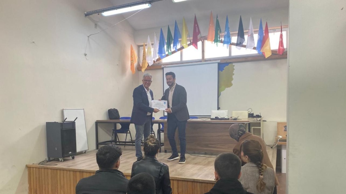 Prof.Dr. Sn.Mustafa Caner Aküner öğrencilerimize Mesleki ve Teknik Eğitim hakkında genel bilgiler verdi.